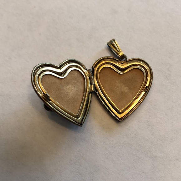 Vintage Gold Plated Heart Locket Flower Detail - Picture 2 of 3